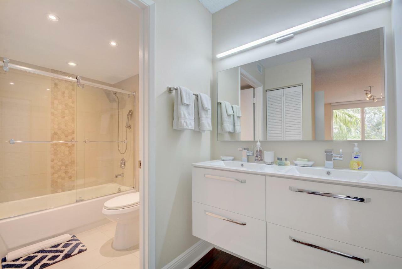 Ferienwohnung Renovated 2/2 Unit At Yacht Club/Aventura Exterior foto